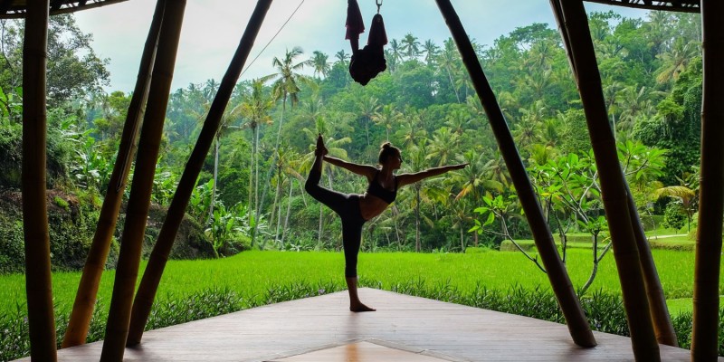 瑜伽教练 Yoga instructor