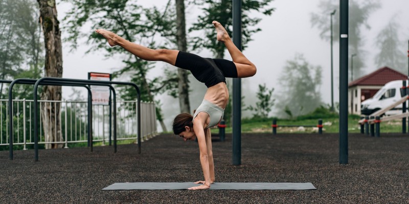 手倒立 Adho Mukha Vrksasana