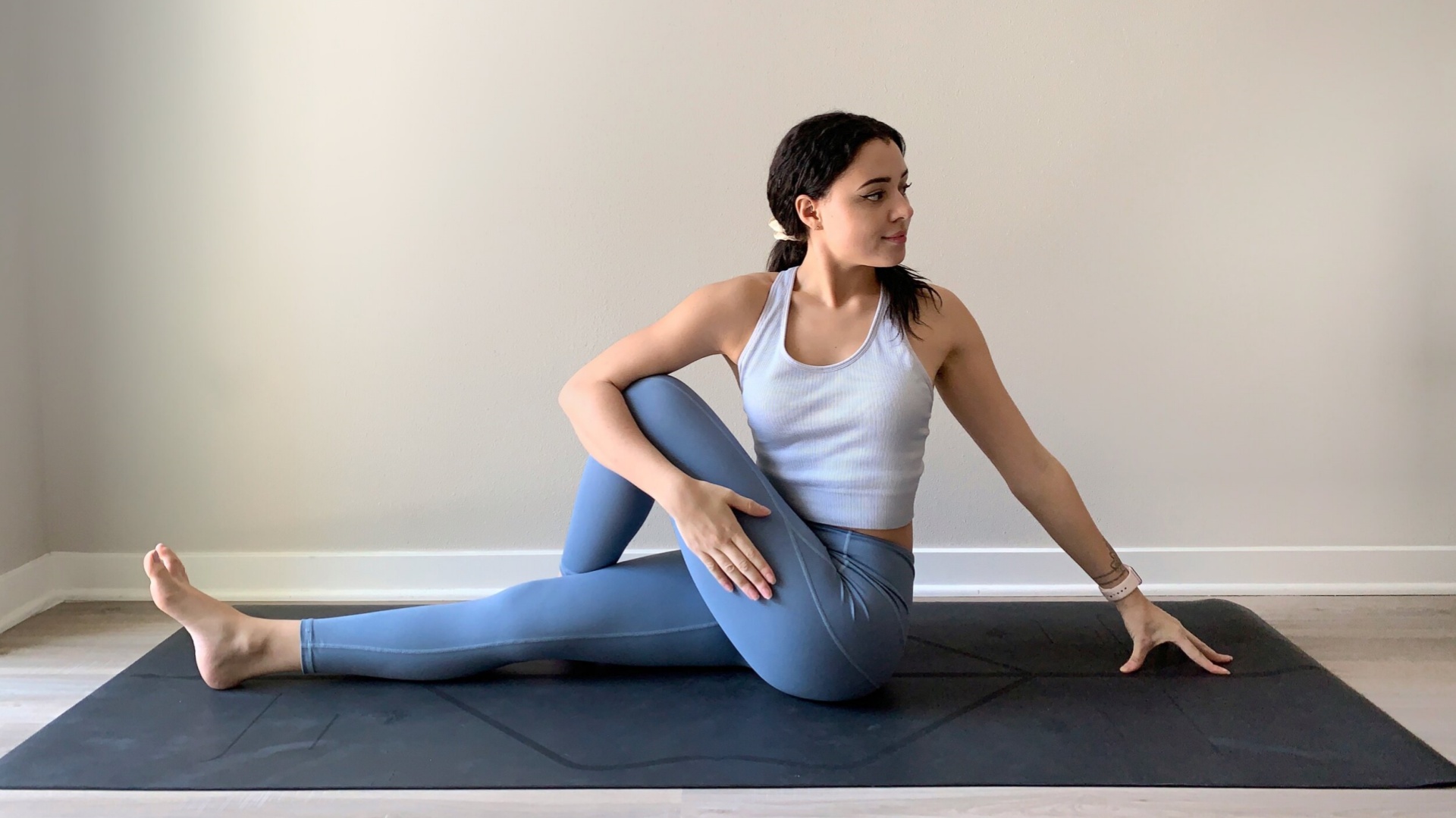 半脊柱扭转 Ardha Matsyendrasana A