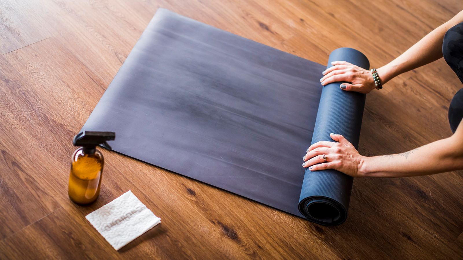 清洁瑜伽垫 Clean yoga mat (2)