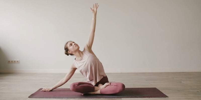 坐姿侧伸展 Parsva Sukhasana