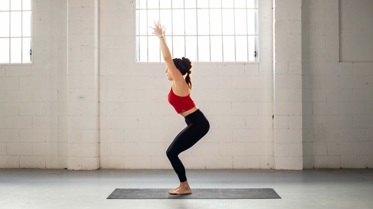 幻椅式 Utkatasana