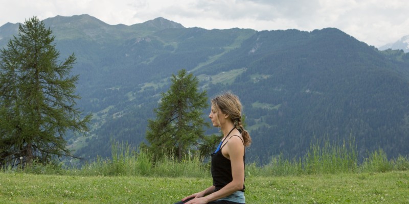 英雄坐 Virasana