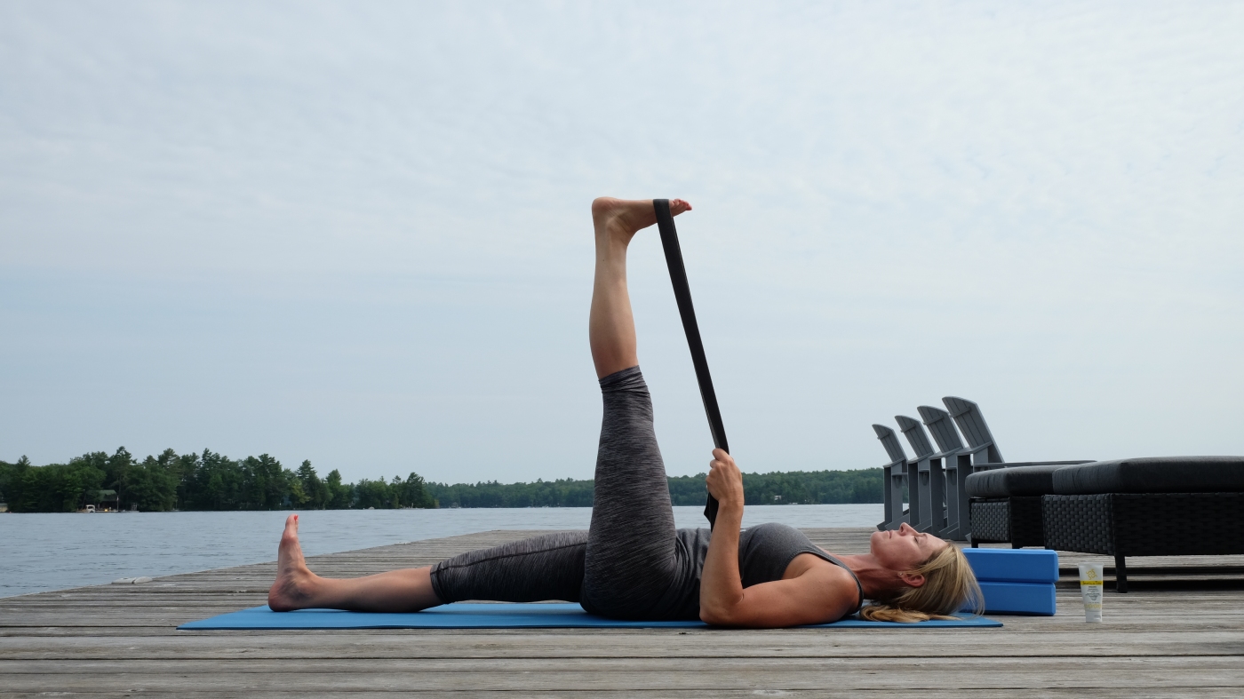 仰卧手抓脚趾伸展式 Supta Padangusthasana