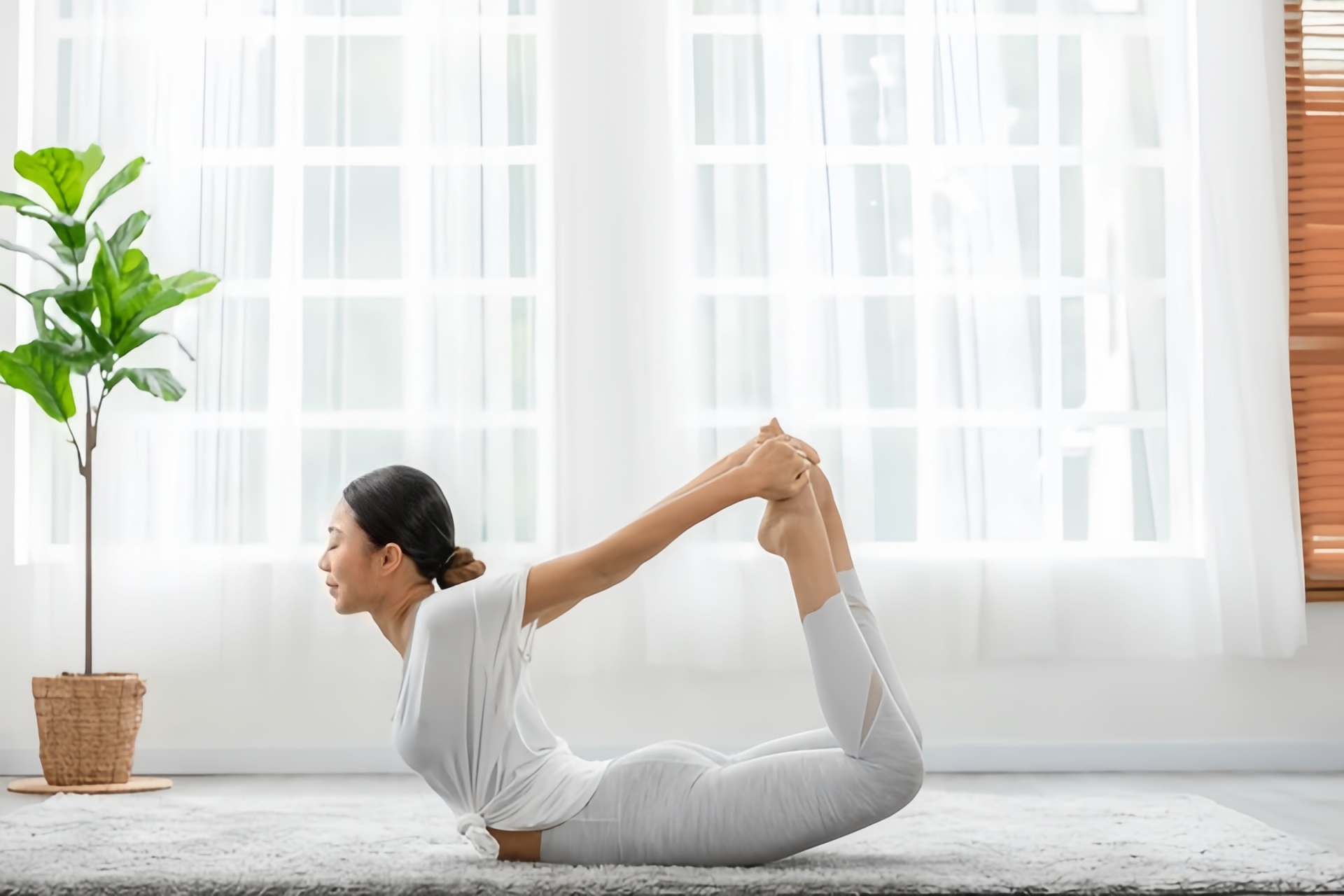 弓式 Dhanurasana