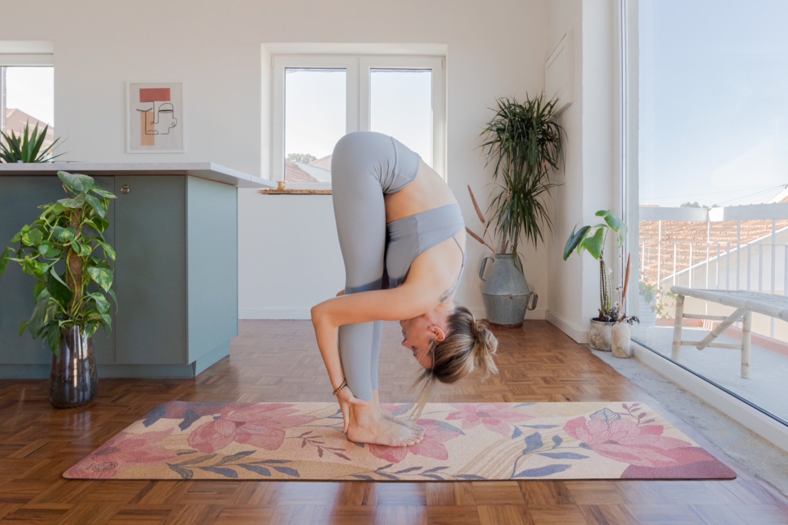 站立前屈 Uttanasana