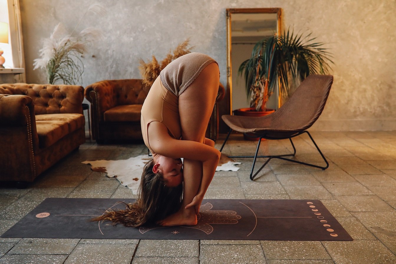 站立前屈 Uttanasana