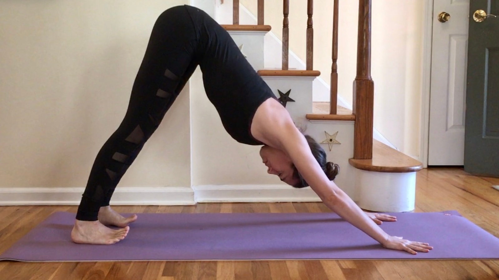 下犬式 Adho Mukha Svanasana