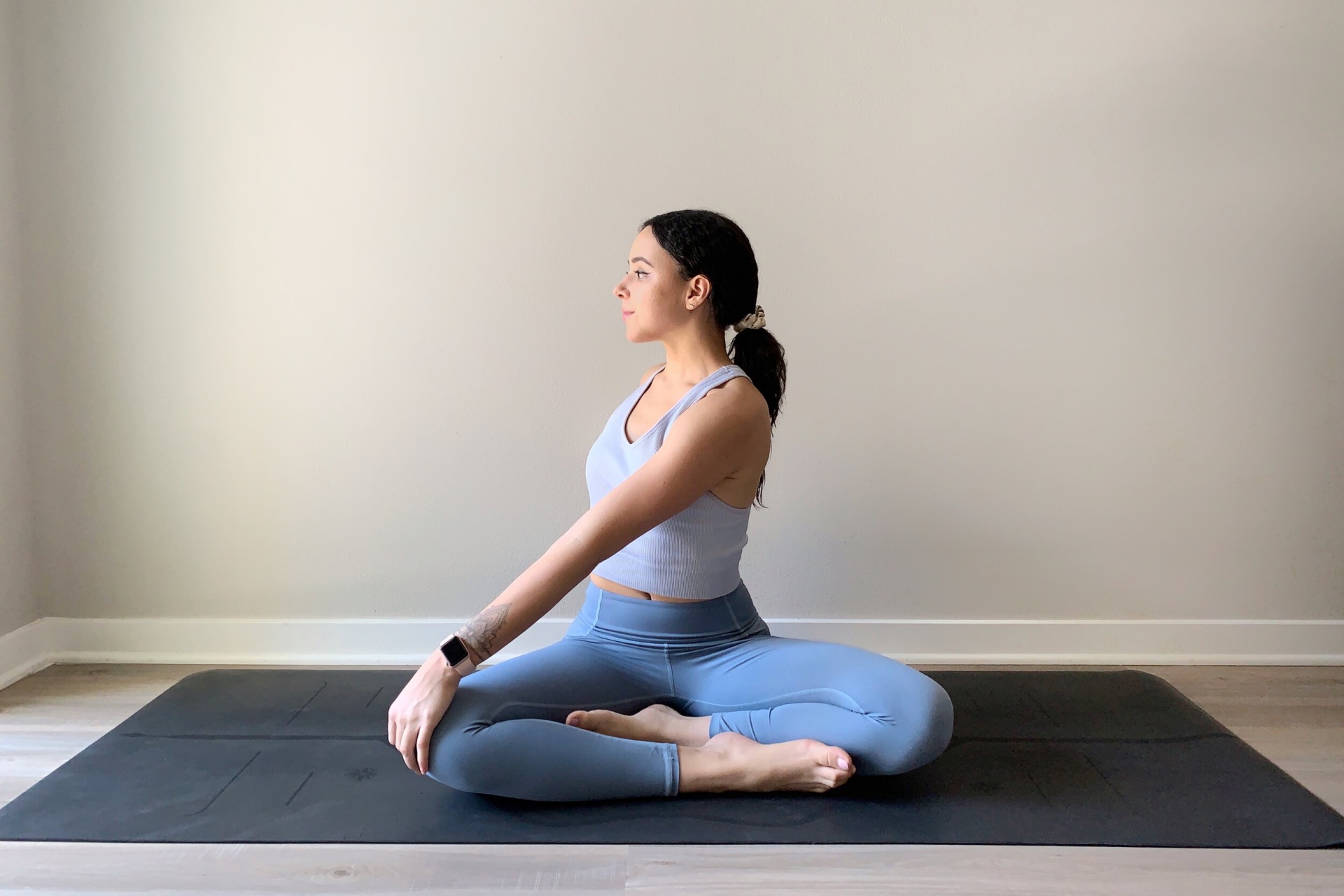 瑜伽坐姿扭转 Yoga sitting posture twisting