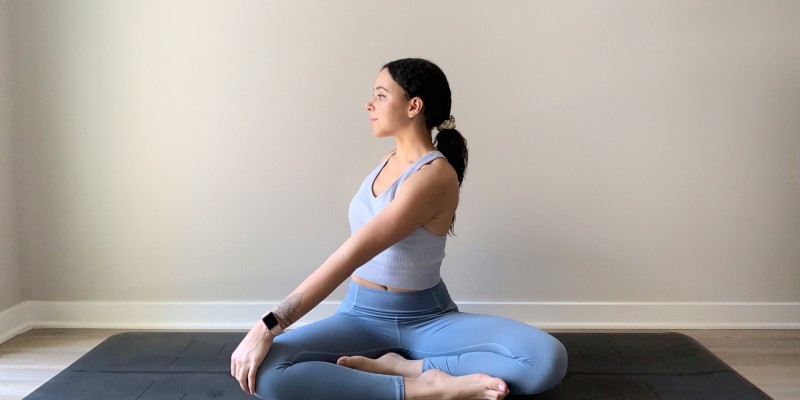 瑜伽坐姿扭转 Yoga sitting posture twisting