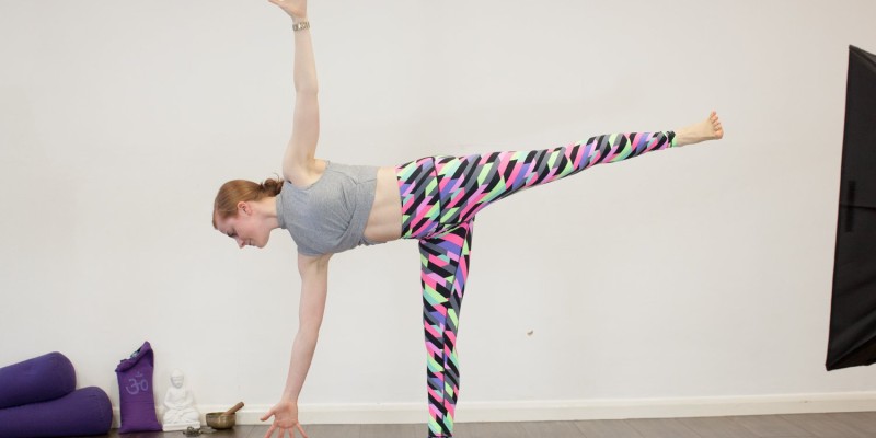 半月式 ardha chandrasana