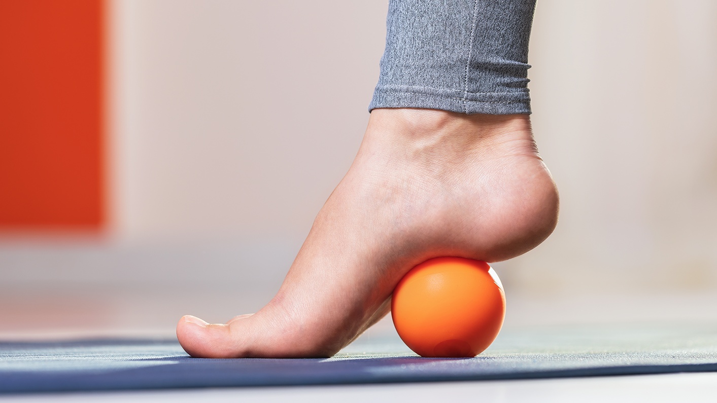 筋膜球滚足底 Fascial ball rolling on the sole of the foot