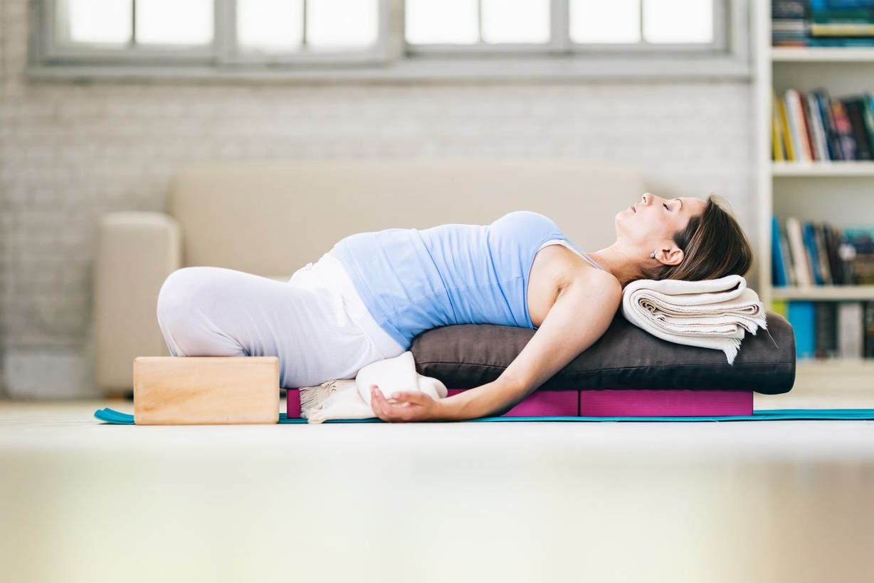 仰卧束角式 Supta Baddha Konasana