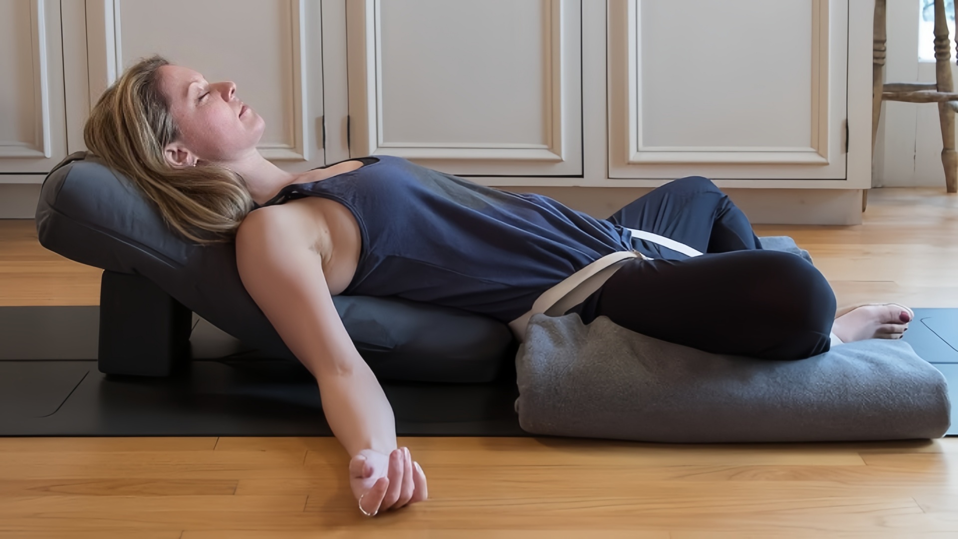 仰卧束角式 Supta Baddha Konasana