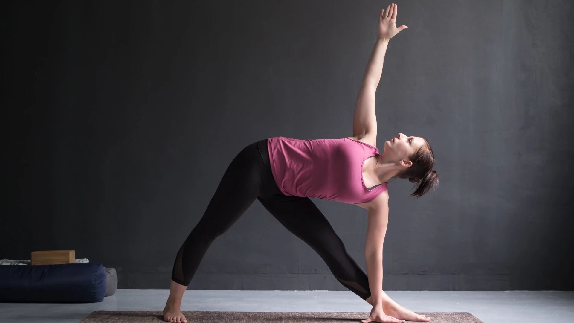 三角式 Trikonasana