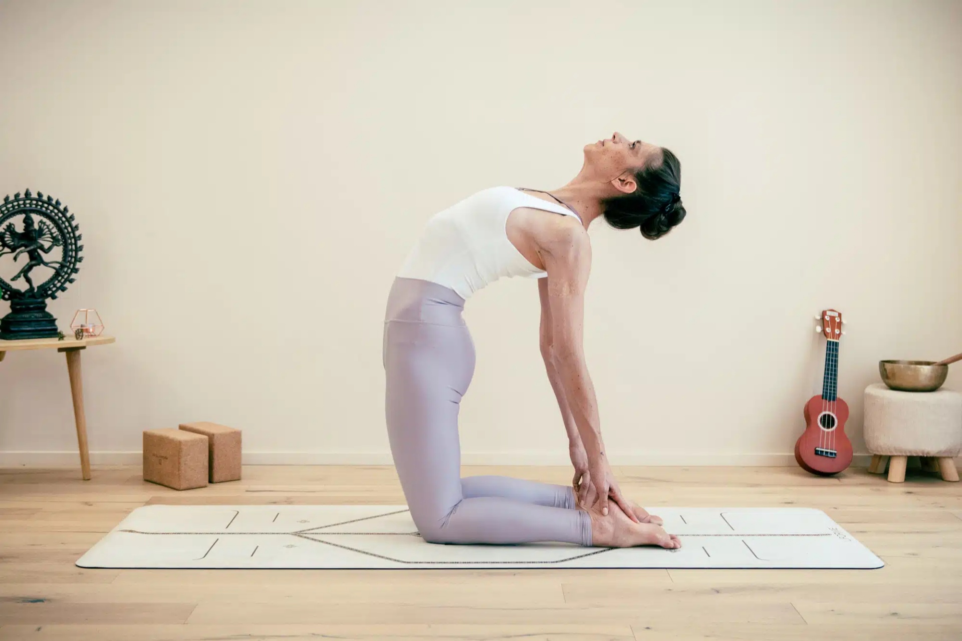 骆驼式 Ustrasana