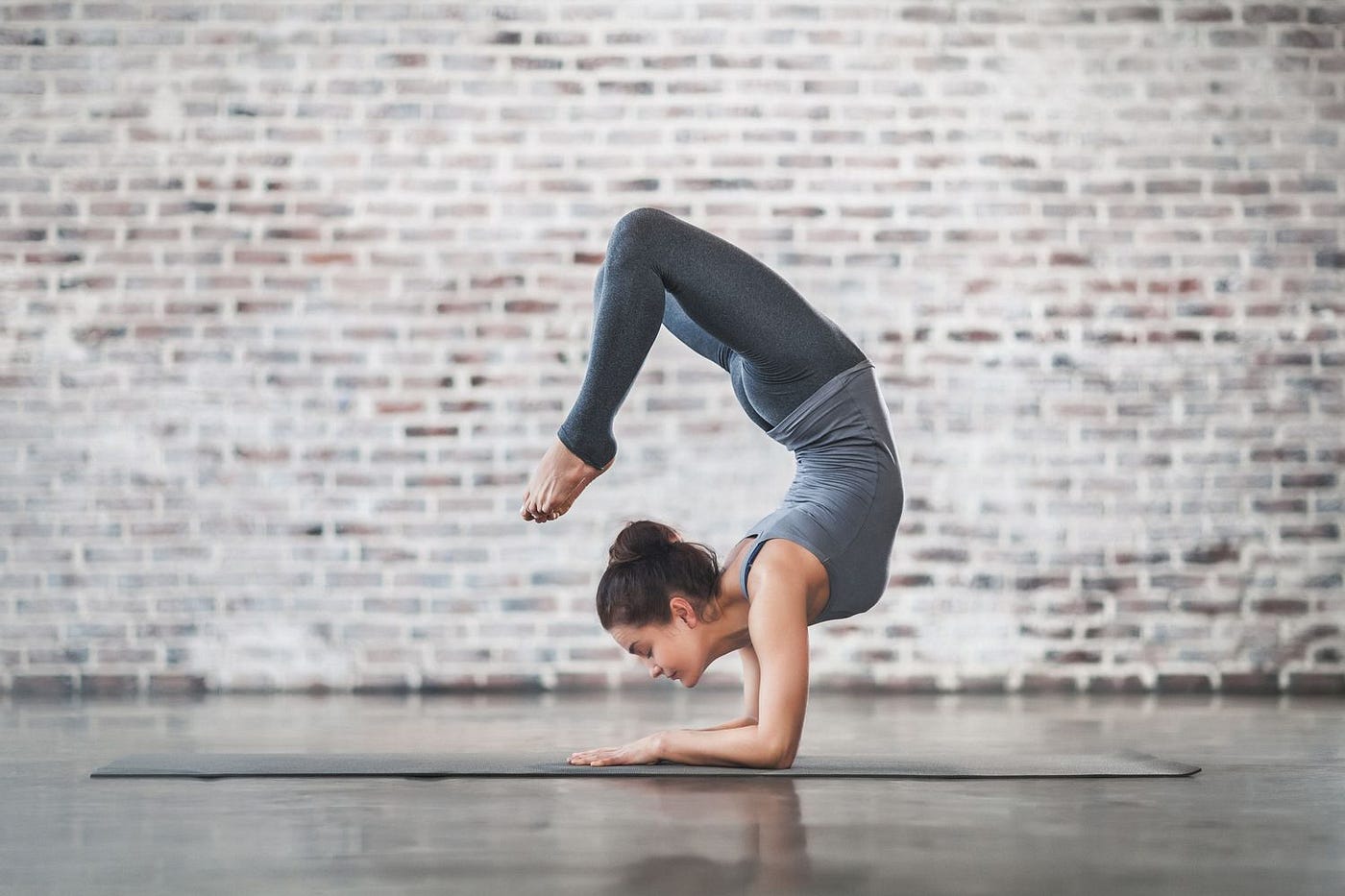 蝎子式 Vrschikasana