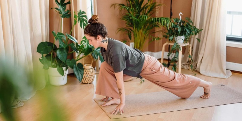 骑马式 Anjaneyasana