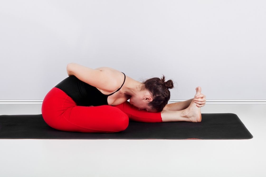 半莲花前屈 Ardha Baddha Padma Paschimottanasana