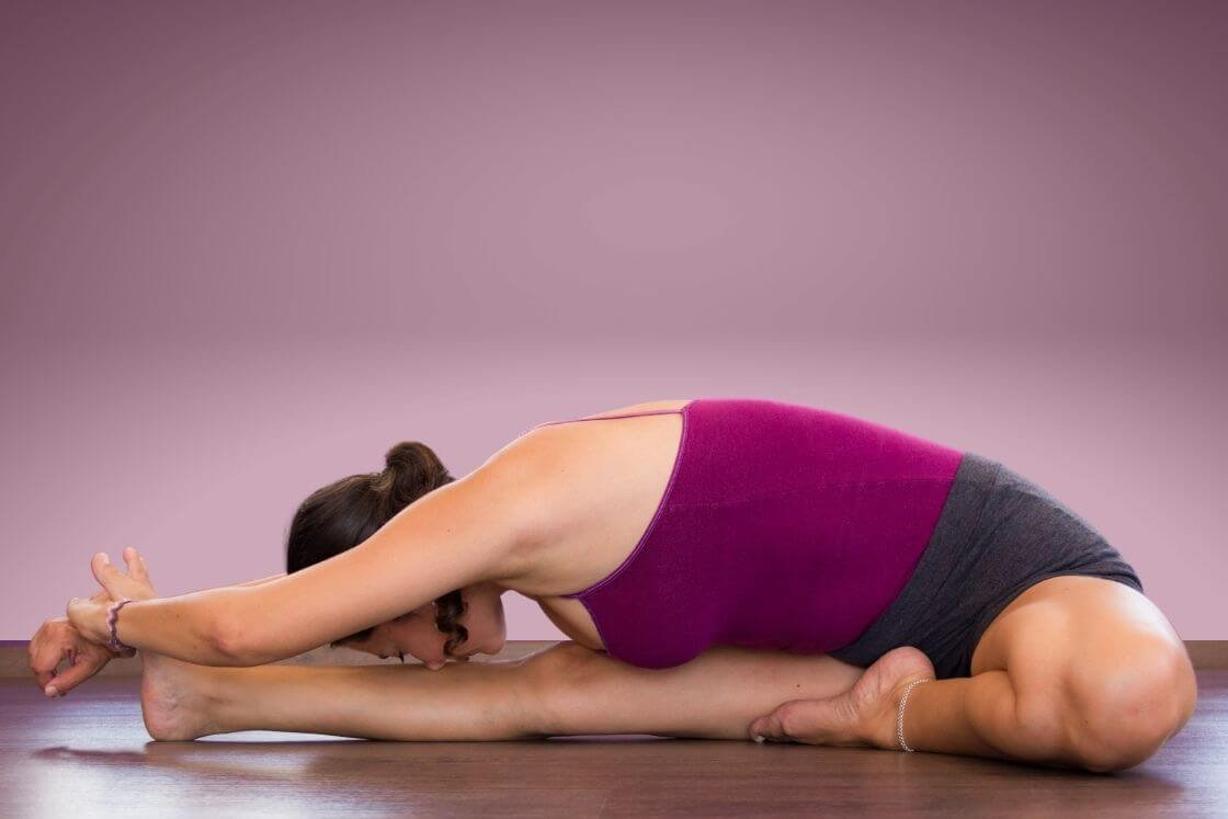 头碰膝式 Janu Sirsasana