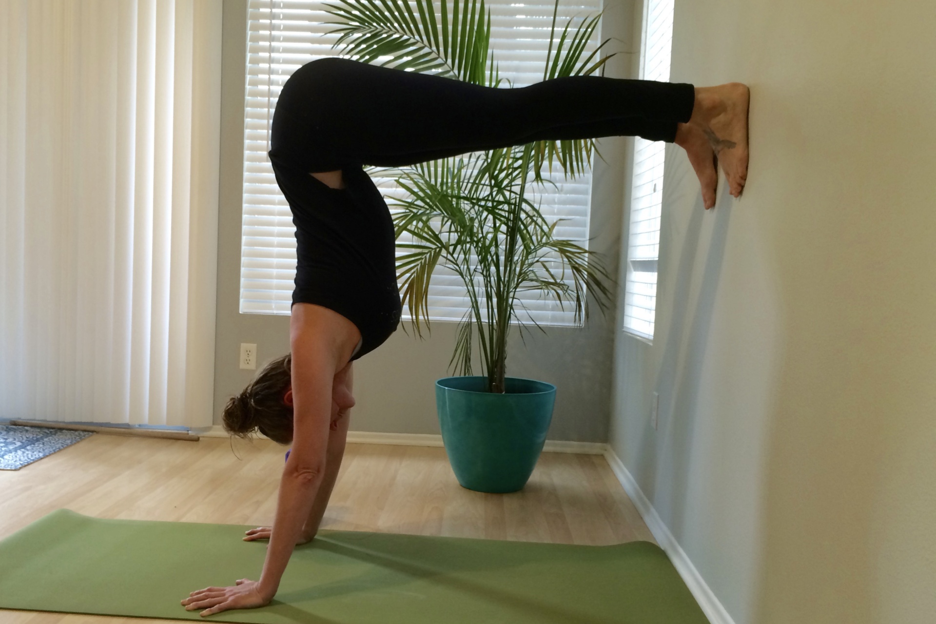墙壁支撑倒立 L-Shaped Handstand
