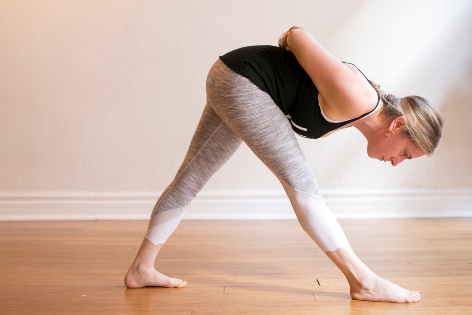 加强侧伸展式 Parsvottanasana