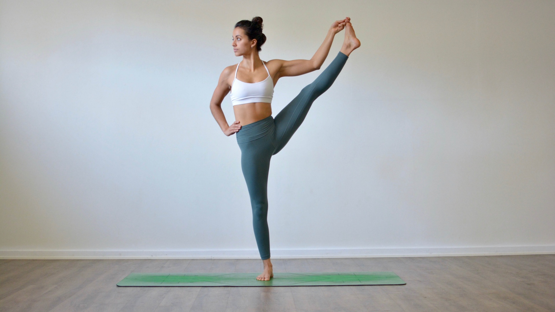 站立手抓大脚趾 Yogateket Sofia Soori